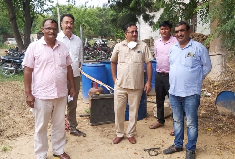 CM flying squad along with police has caught furnace for extracting liquor in Fatehabad