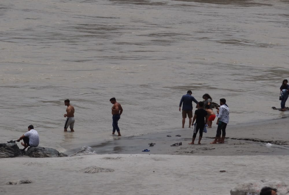 Rishikesh News: Three friends drowned into ganga river during Birthday party photos