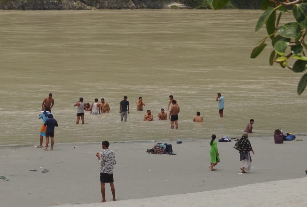Rishikesh News: No security Arrangements on Ganga ghats For Tourist photos