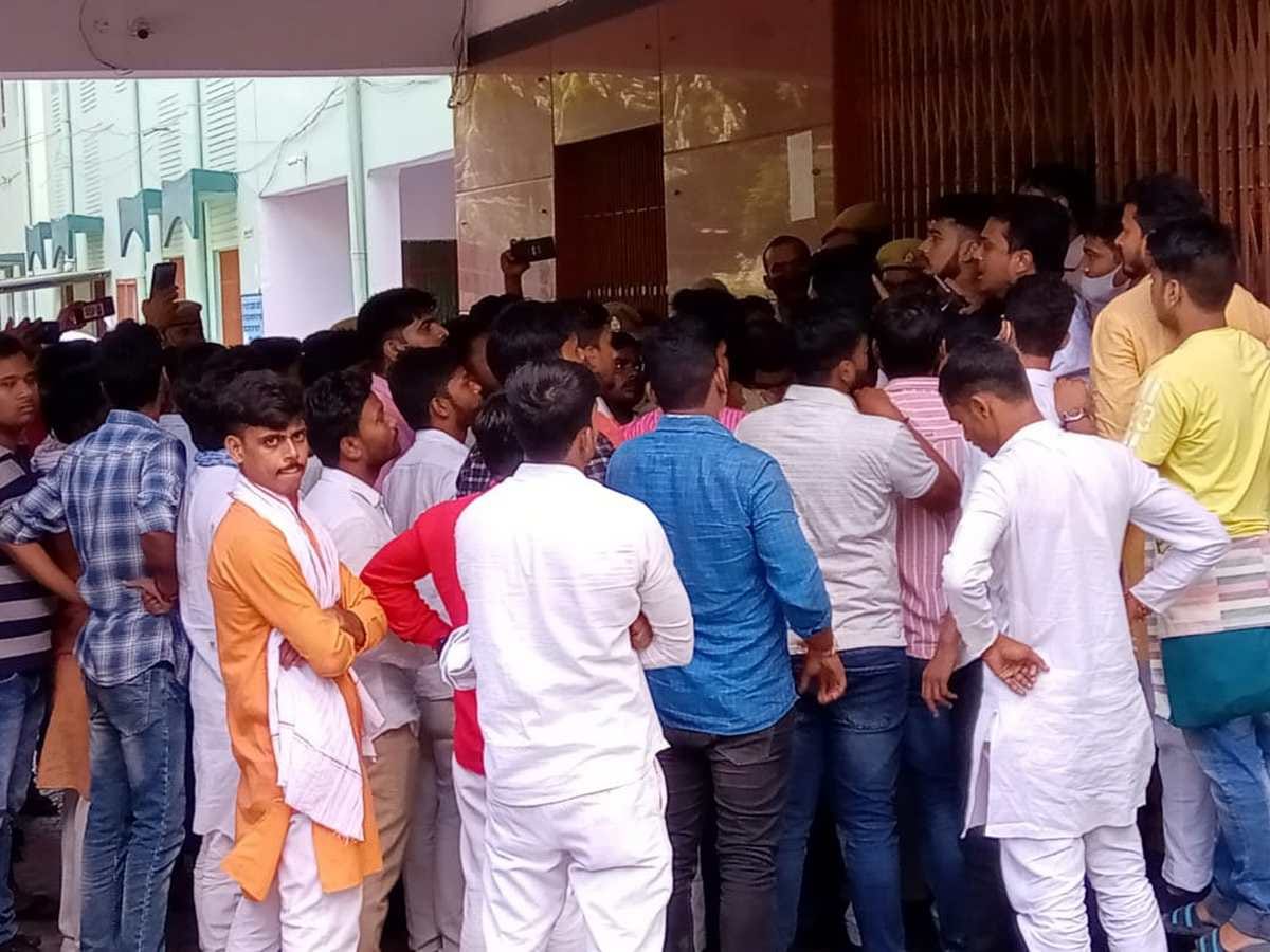 Kashi Vidyapeeth Students sit on dharna demanding to start classes in varanasi