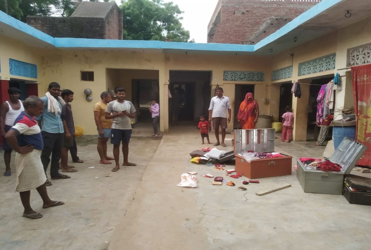 Thieves stole cash and jewellery from farmers house in mainpuri