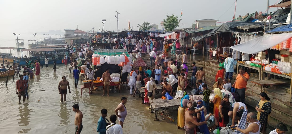 Thousands of devotees took a dip in Brajghat, Tigri on Somvati Amavasya