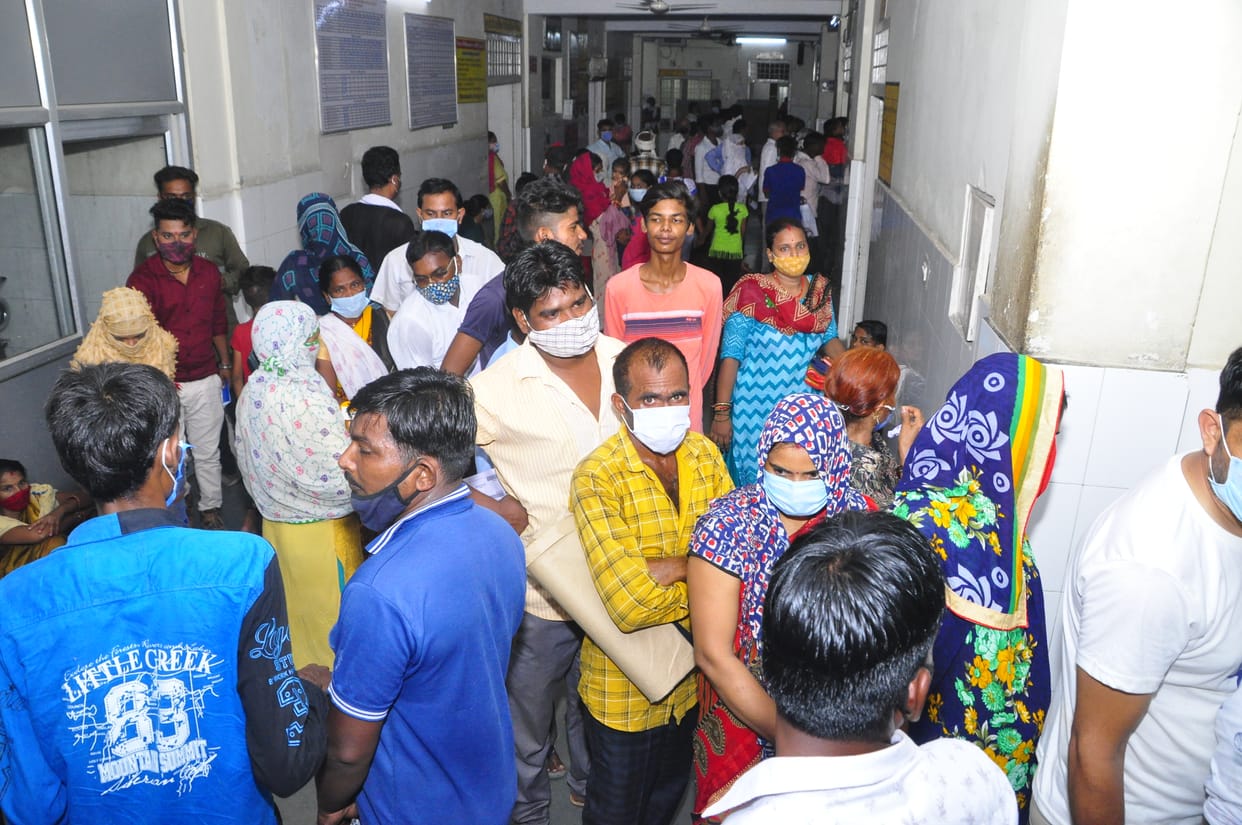 Jhansi: Ward full of viral patients, patients had to wait for hours to be admitted in surgical