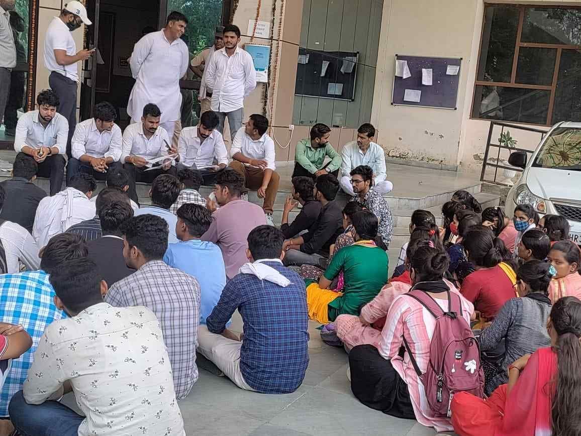 Students sitting on dharna in front of VC office in protest against bad exam results, clash with police