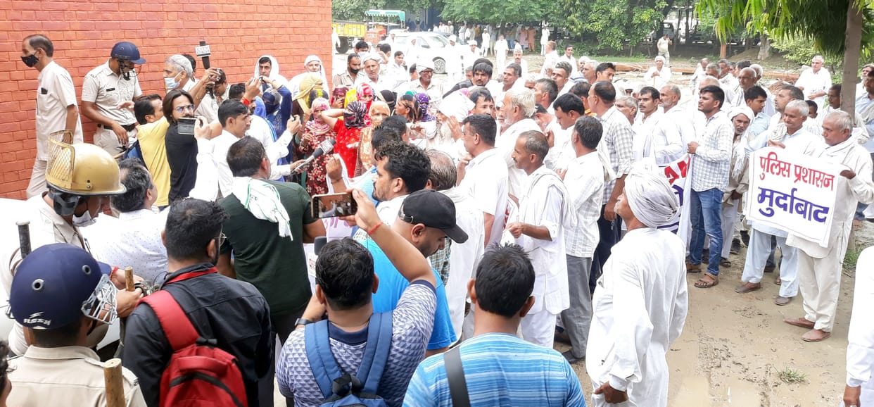 The relatives of the SPO who committed suicide protested against the police by jamming the road