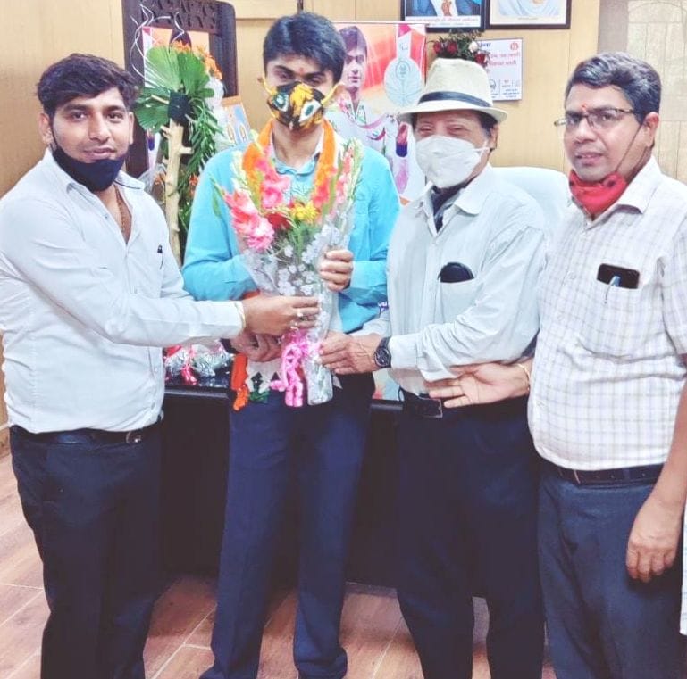 A warm welcome of the silver medalist DM  in collectorate