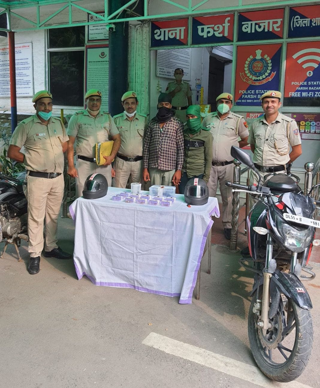 Two miscreants arrested for robbing by showing pistol