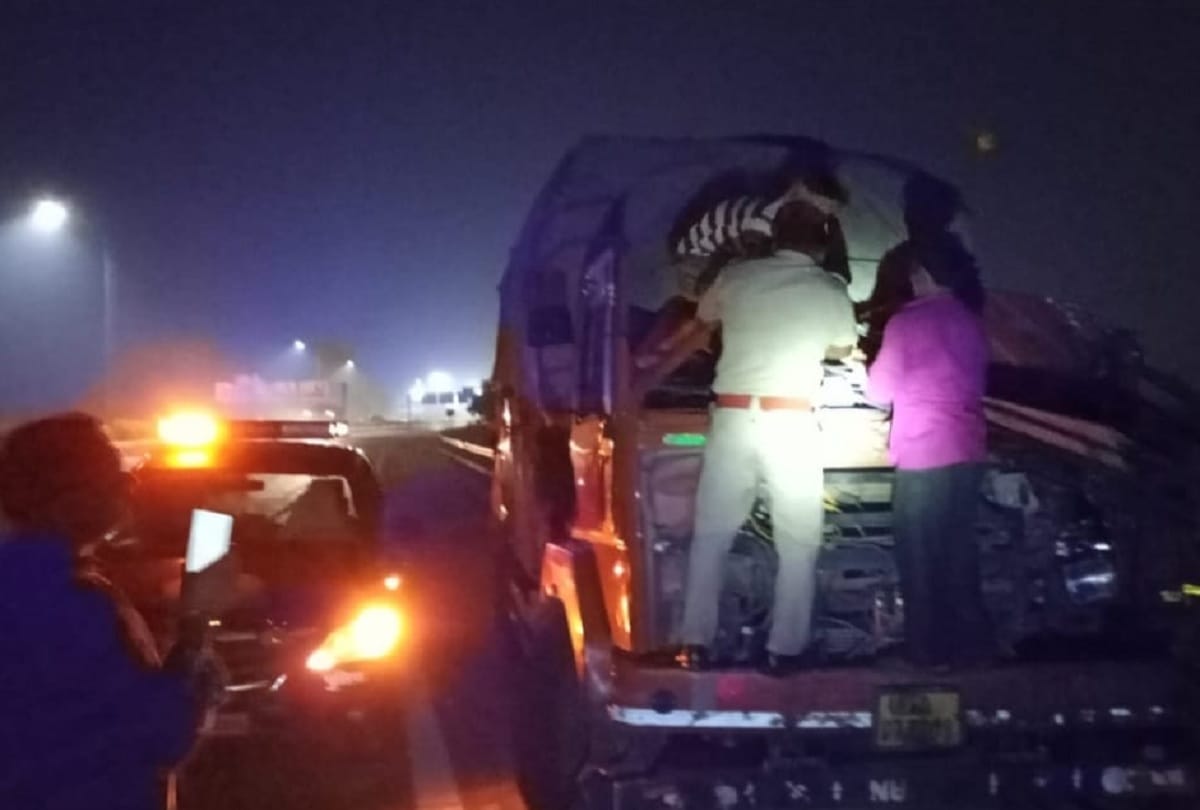 truck and canter meets accident on Eastern Periferal expressway 