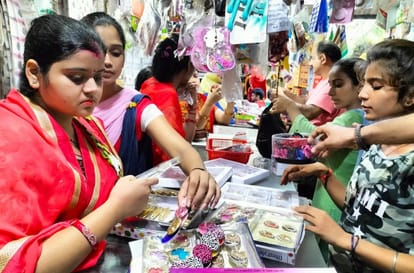 हरितालिका तीज की तैयारी में श्रृंगार के सामान खरीदती महिलाएं। संवाद