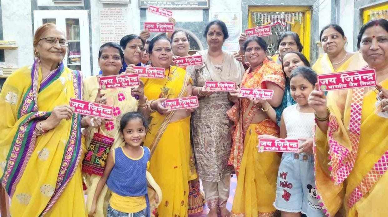 Distribute plaque and flag on the occasion of ten signs Mahaparv