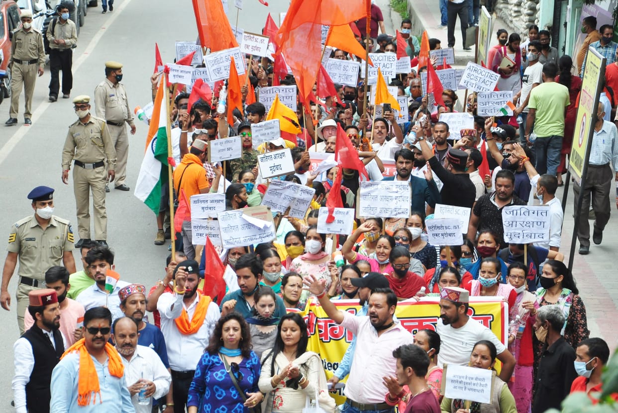 The upper caste society came out on the road in protest against the caste-based reservation