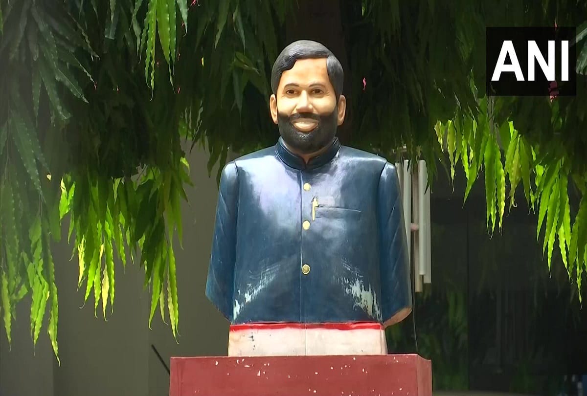 Political Residence Politics over Ram Vilas Paswans government bungalow the statue and the board after vacating