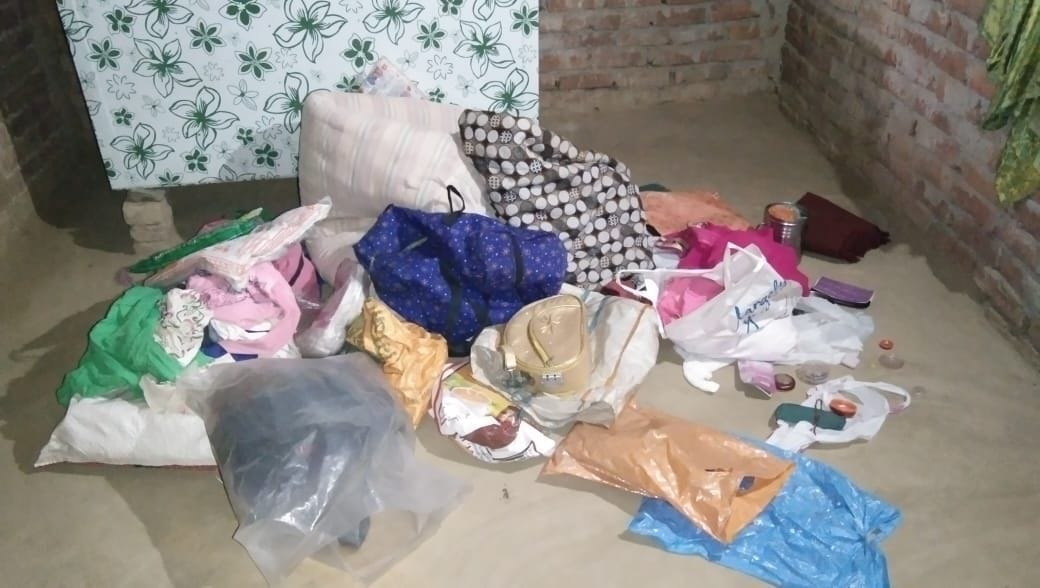Clothes, jewelry stolen by putting masks in the house