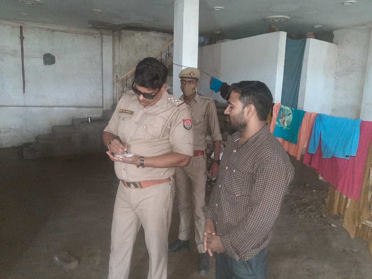 Husband surrender in police station after wife murder by strangulation in chandauli