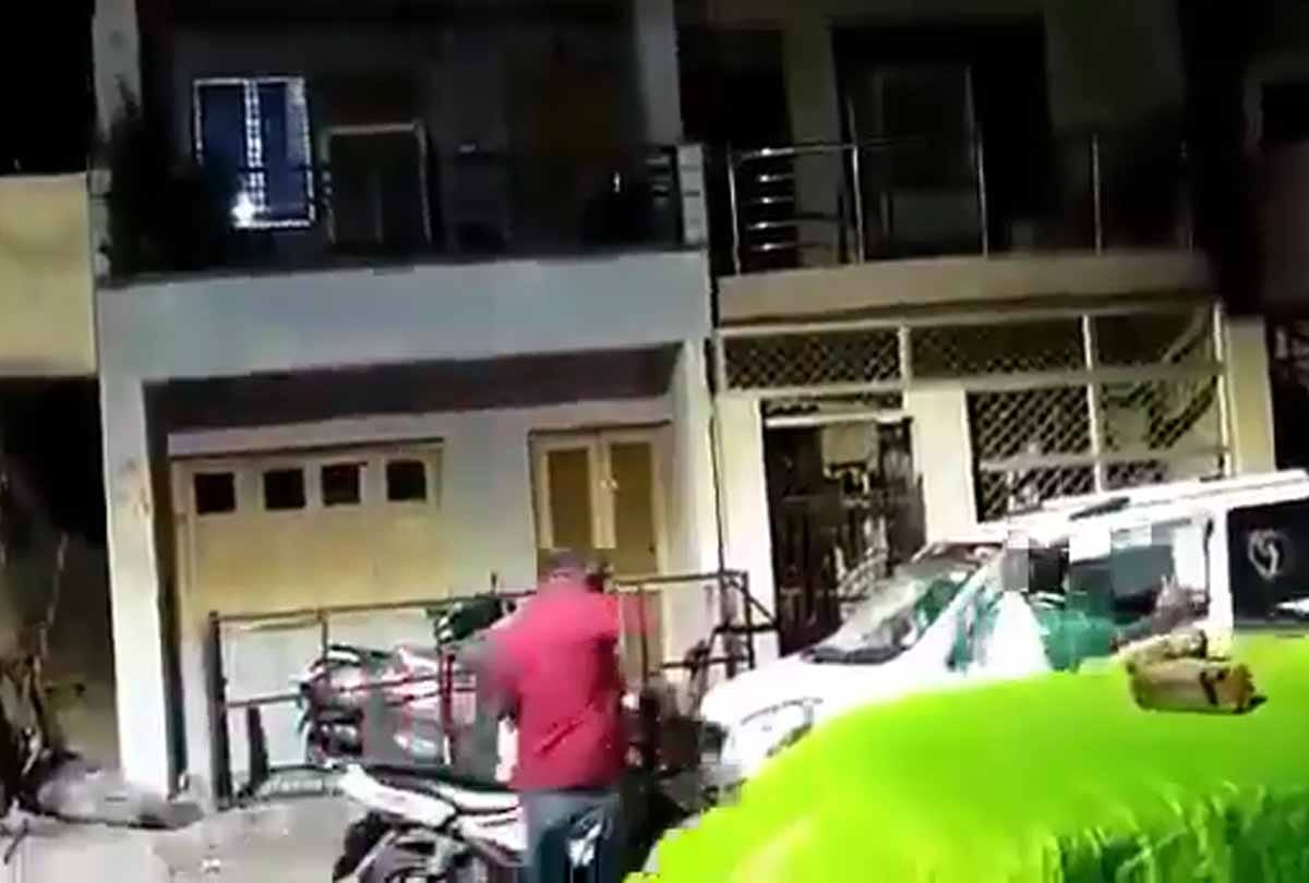 Kanpur: Beaten on road in protest against gambling, car mirror broken, video goes viral