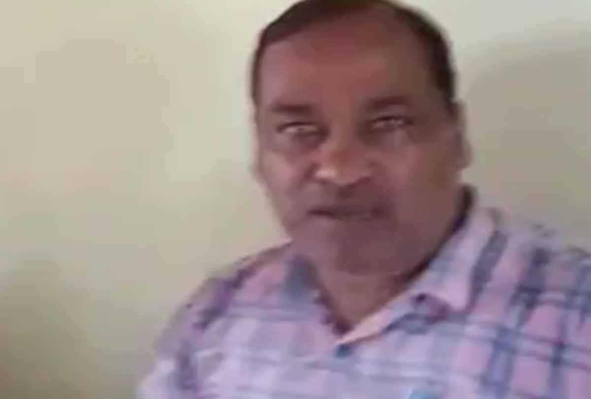 Hardoi: Gram Panchayat officer give abused to public, told the PM the contractor of the public, the video went viral