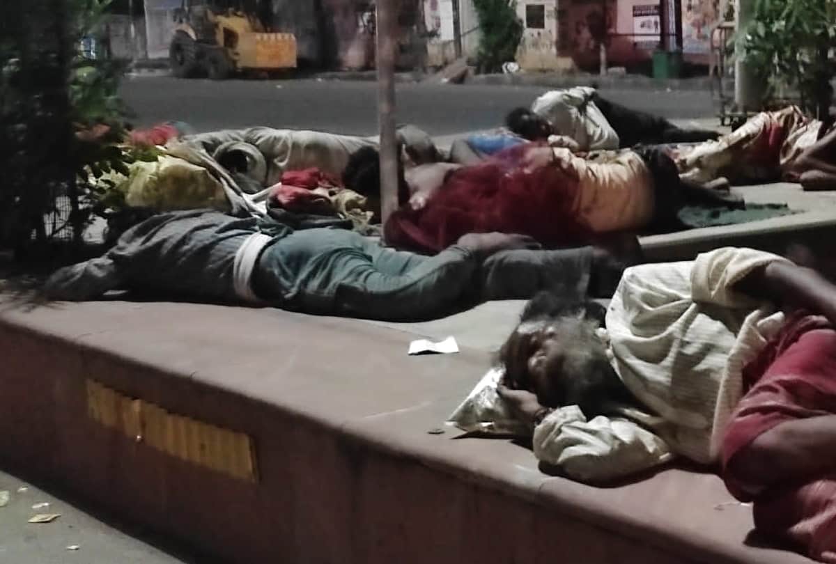 people are sleeping on footpath in Lucknow.