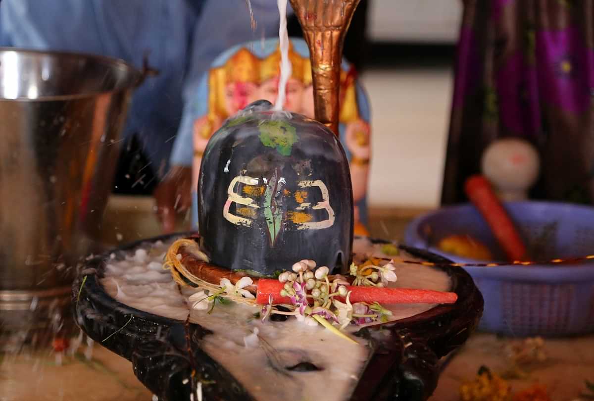 Lord Shiv Puja Vidhi Know Benefits Of Offer Water On Shivling - Amar Ujala  Hindi News Live - Puja:रोजाना शिवलिंग पर जल चढ़ाने से मिलते हैं कई लाभ,  खत्म होता है अकाल