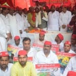 Prayagraj News :  पत्थर गिरजाघर स्थित धरना स्थल पर महंगाई के खिलाफ प्रदर्शन करते समाजवादी पार्टी के कार्यकर्ता।