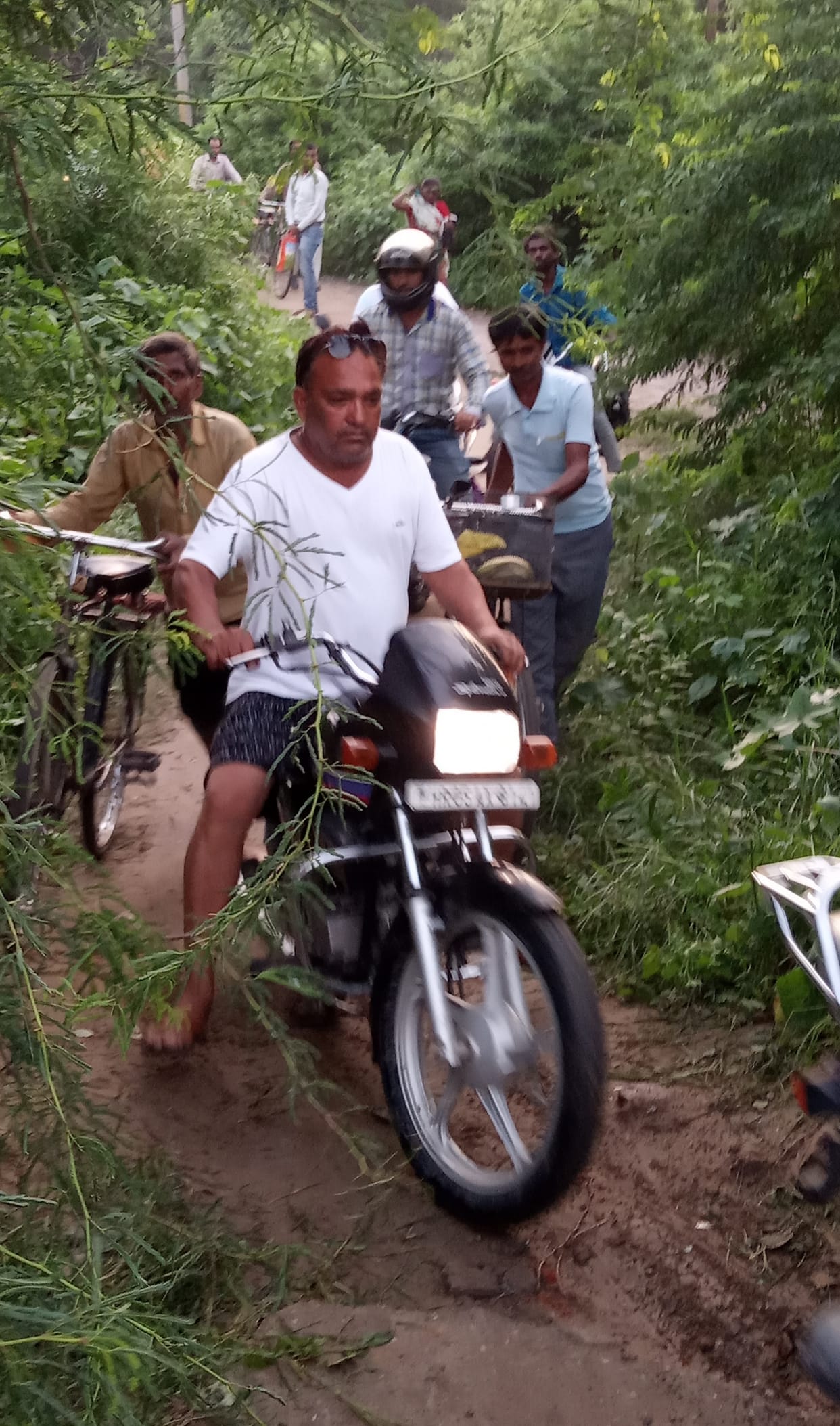 The general public wandered for work related to the district secretariat