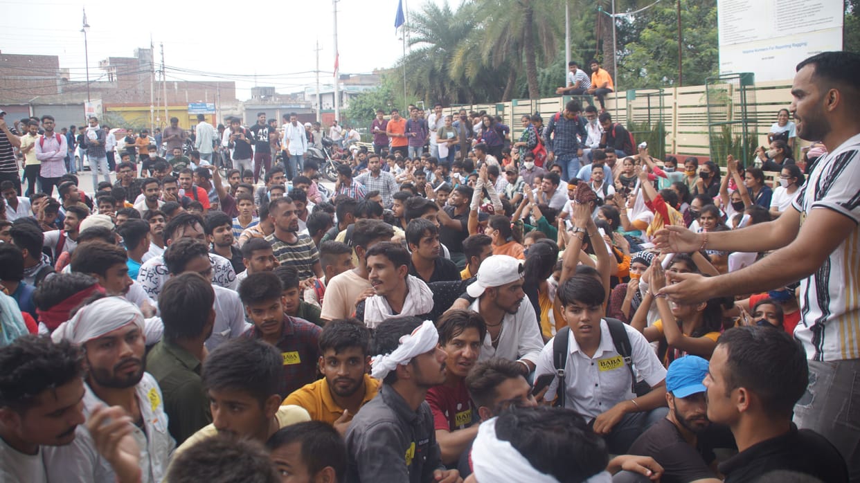 Students demonstrated for 5 hours demanding cancellation of 560 UMC
