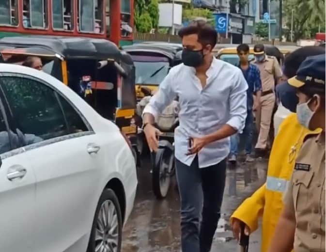 Akshay Kumar Mother Funeral bollywood celebs arrive for Aruna bhatia last rites