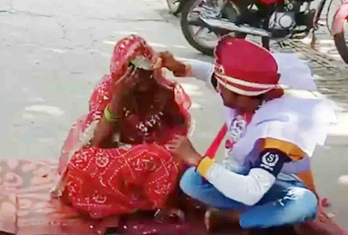 Love marriage: Aligarhs Renu became Rihanna, got married in temple, touched her husband's feet and blessed him