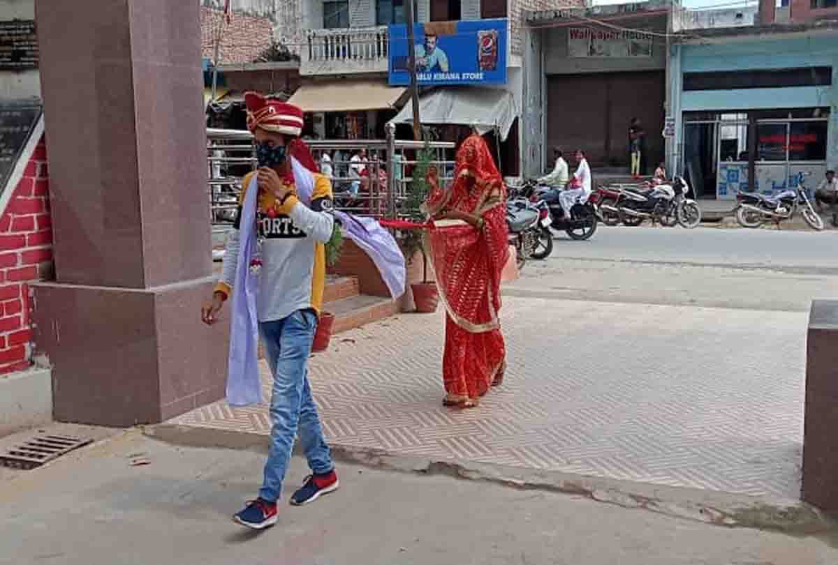 Love marriage: Aligarhs Renu became Rihanna, got married in temple, touched her husband's feet and blessed him