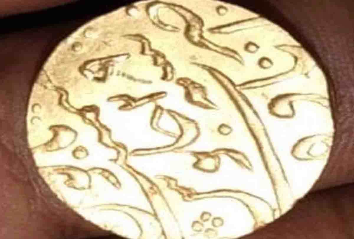 Treasure found in Auraiya, Gold coins came out while digging the field, news update