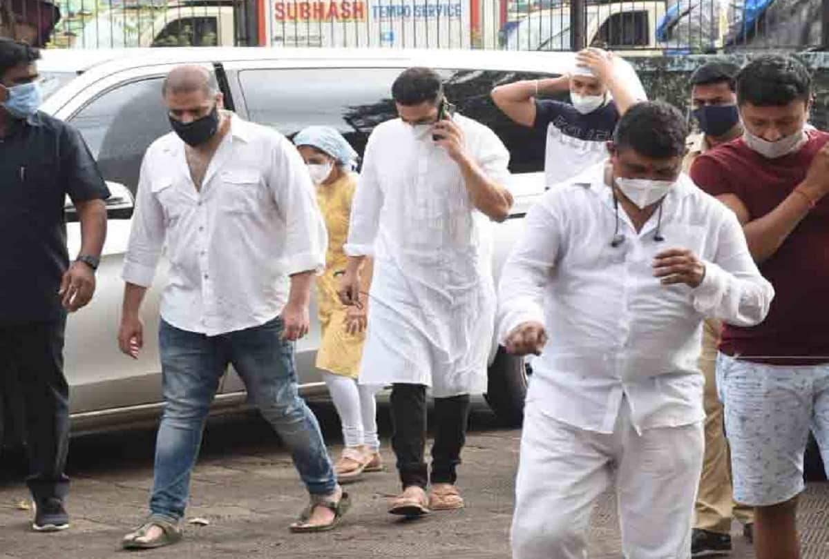 Akshay Kumar attends Aanand L Rai mother last rites after his mother Aruna Bhatia funeral