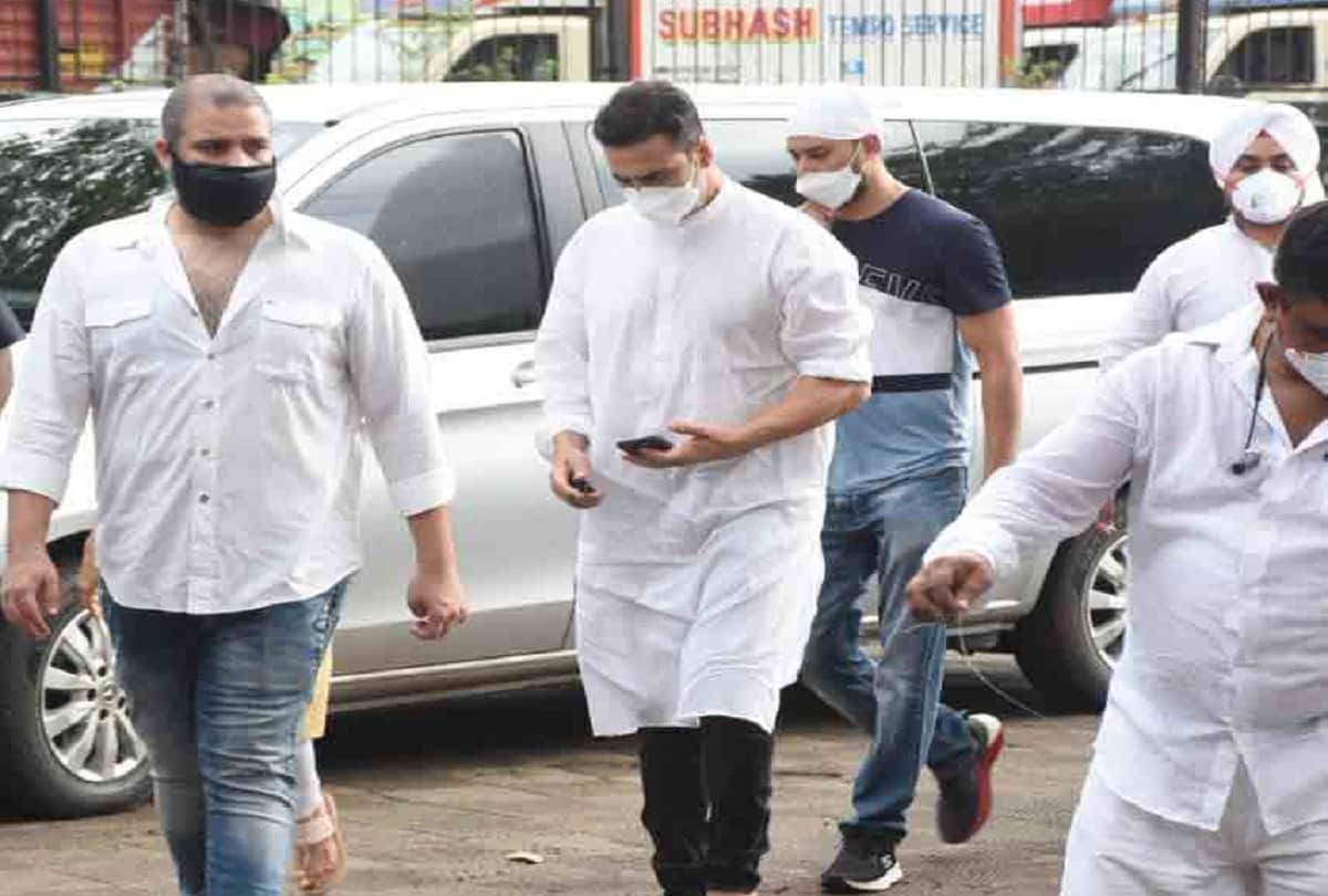 Akshay Kumar attends Aanand L Rai mother last rites after his mother Aruna Bhatia funeral