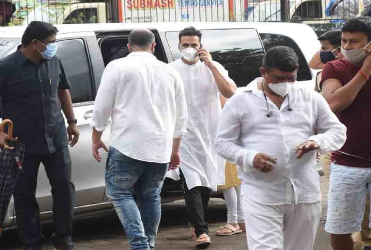 Akshay Kumar attends Aanand L Rai mother last rites after his mother Aruna Bhatia funeral