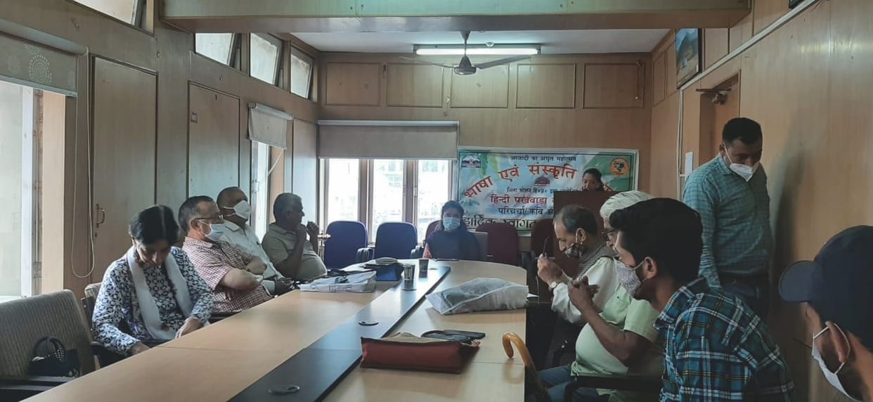 Poets in a conclave hails Hindi language through poems and articles in Solan