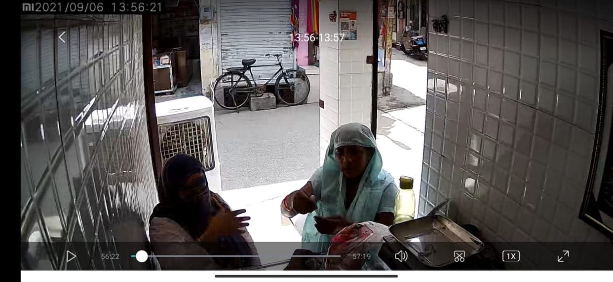 two women custmor theft in jwalry shop