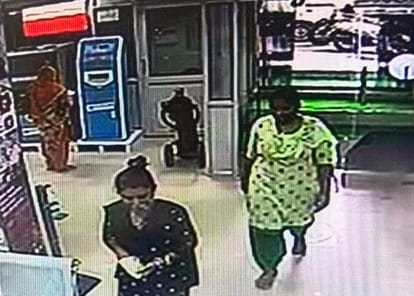चिंतपूर्णी बैंक के सीसीटीवी कैमरे में कैद हुई दो युवतियां।