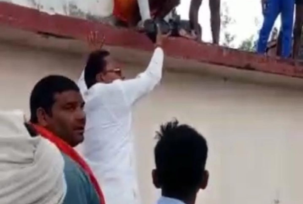 sp leader keshavnath yadav went to distribute relief material in gorakhpur fell in flood water due to slipping