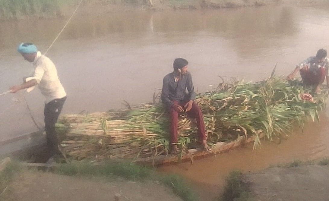 Water level of Solani river increased, people crossing the river in boats