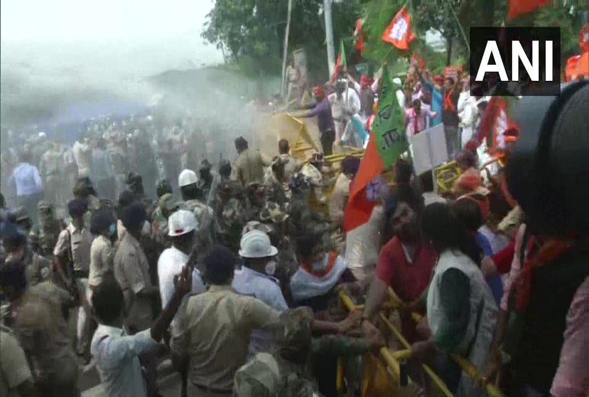 Jharkhand Politics heated over room allocation for Namaz in the assembly BJP workers protesting, police chased them with water cannon