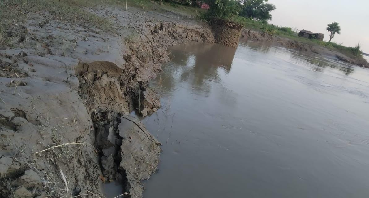 Then the water level of Saryu started rising