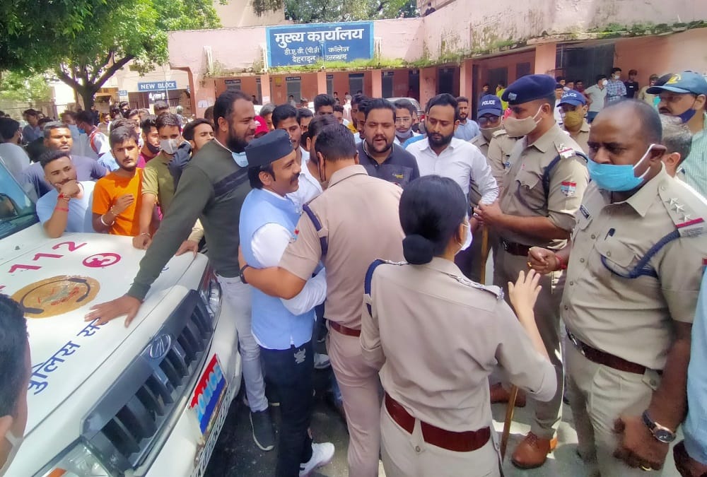 Dehradun News: Abvp and Rebel Group Student fight in DAV PG college photos