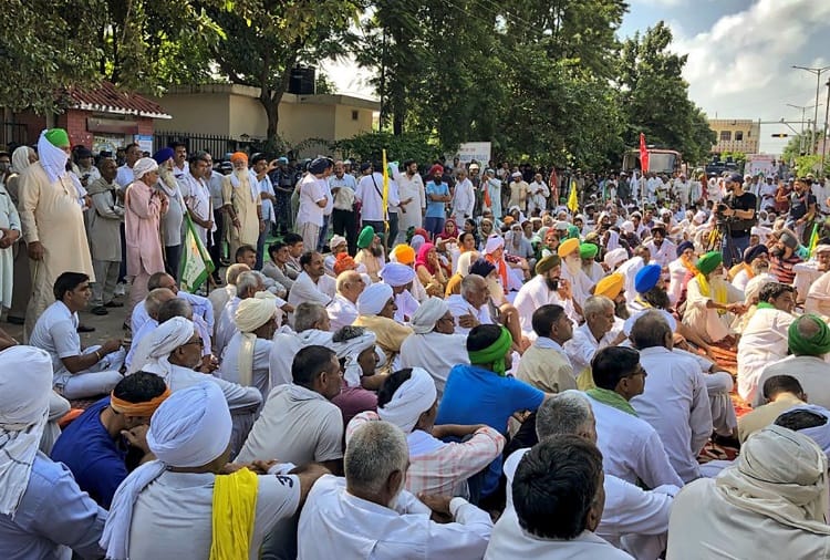 Farmers Sat on Indefinite Dharna Outside Mini Secretariat in Karnal