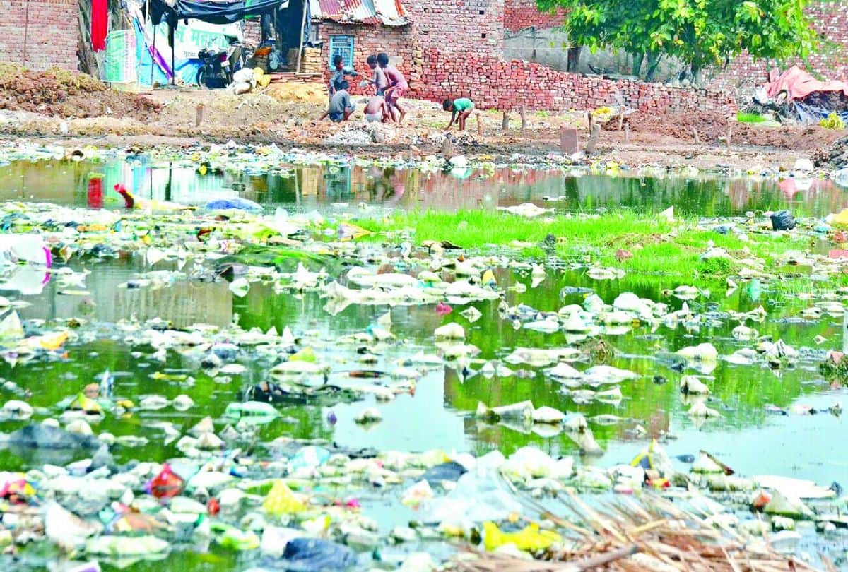 Amar Ujala Investigation Of slum Drains choke garbage in the streets Mosquitoes outbreak
