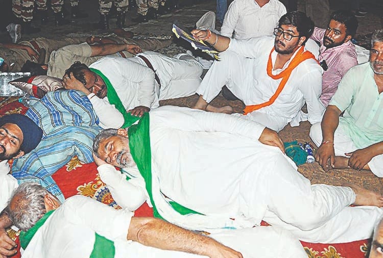 Farmers sleep on the road outside the mini secretariat after Mahapanchayat in Karnal