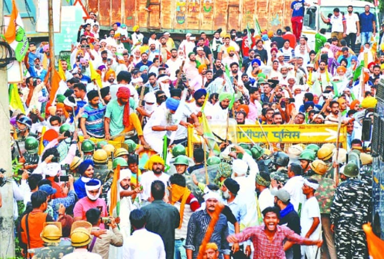 Farmers sleep on the road outside the mini secretariat after Mahapanchayat in Karnal