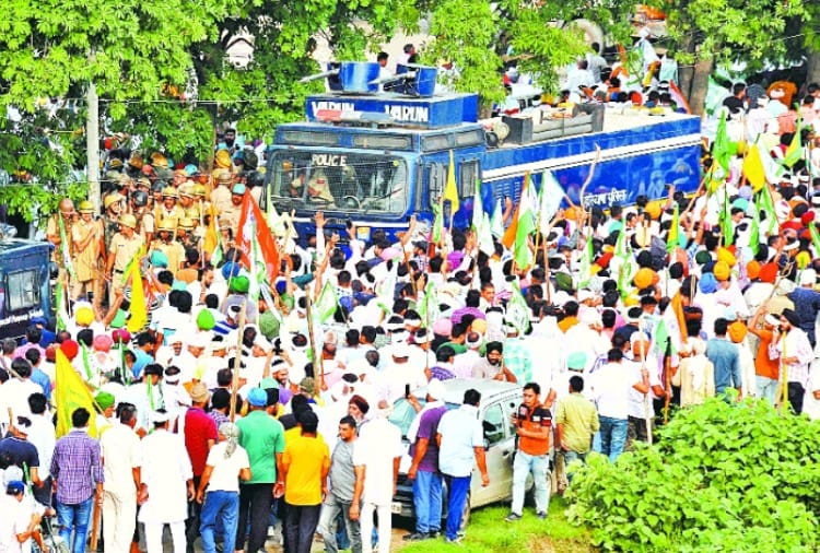 Farmers sleep on the road outside the mini secretariat after Mahapanchayat in Karnal