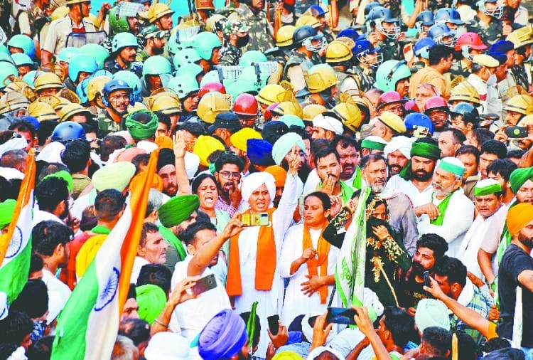 Farmers sleep on the road outside the mini secretariat after Mahapanchayat in Karnal