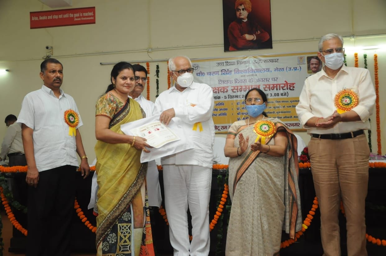75 teachers of degree colleges honored