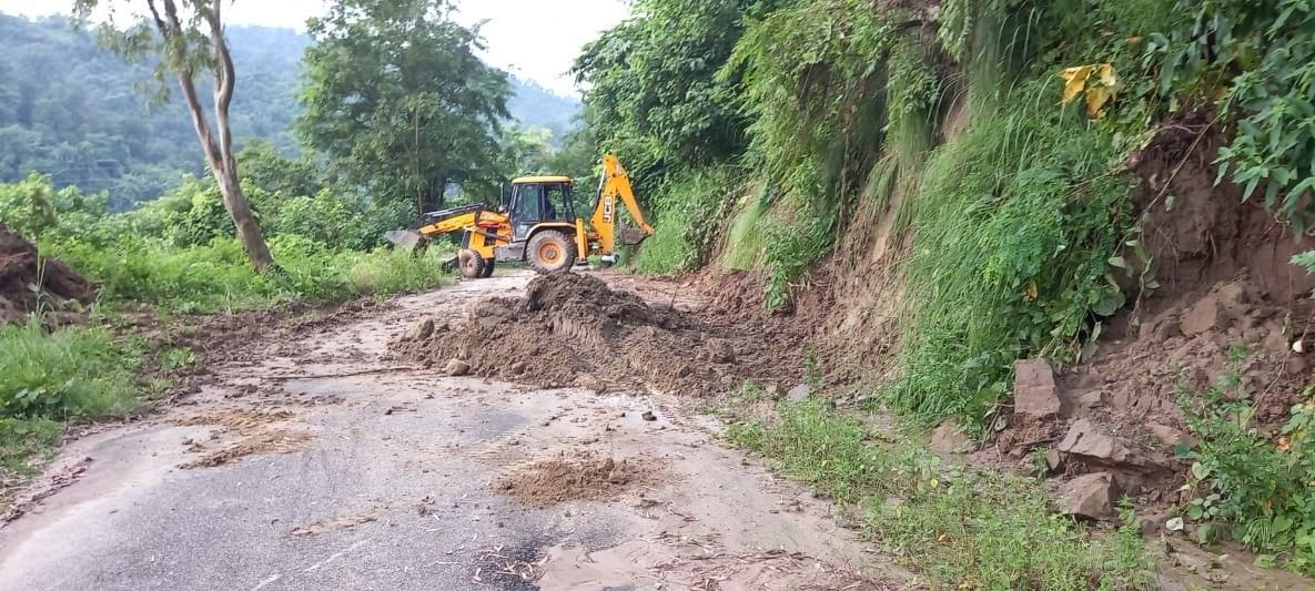 Sadil dam road blocked due to falling debris