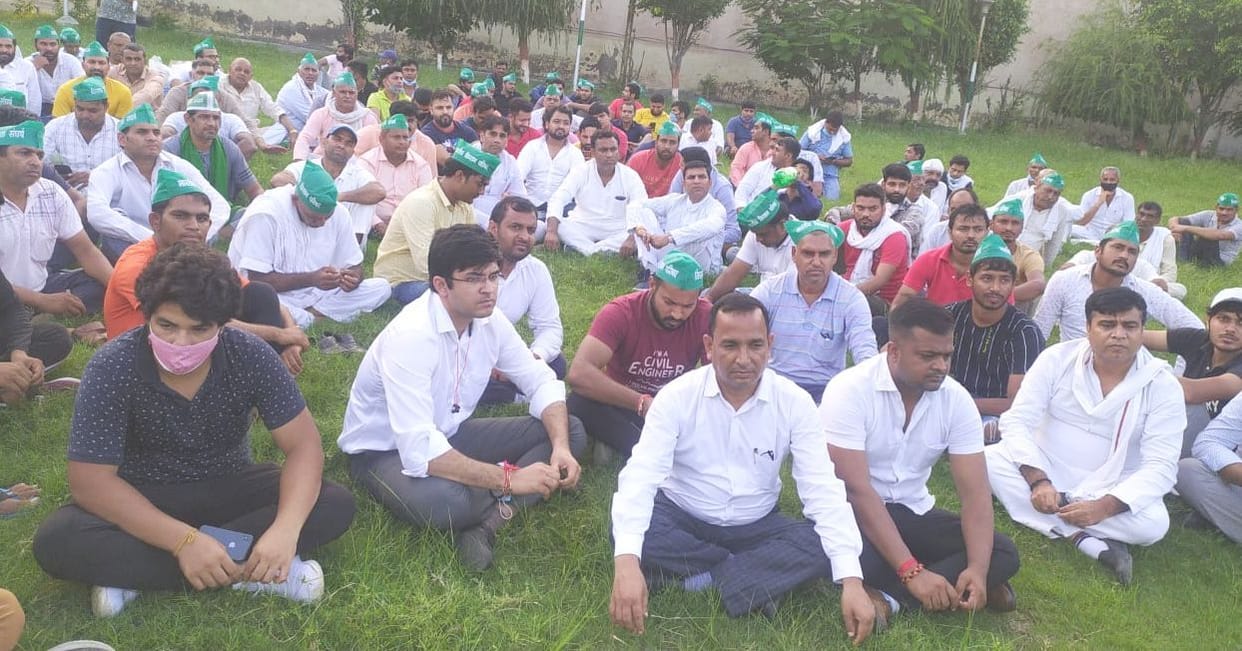 Farmers sitting on dharna outside the district jail for the release of their companions