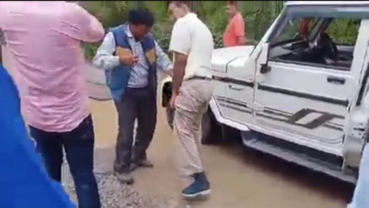 EE out of car and drive in mud, video goes viral